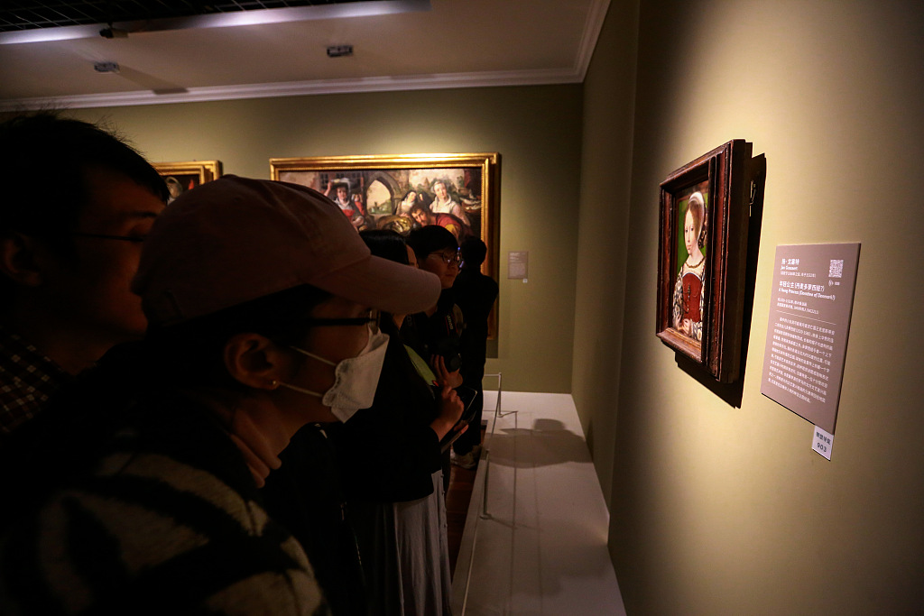 Visitors to Shanghai Museum view works from the “Botticelli to Van Gogh: Masterpieces from the National Gallery, London” exhibition, which closed this weekend with a 24-hour showing. /CFP