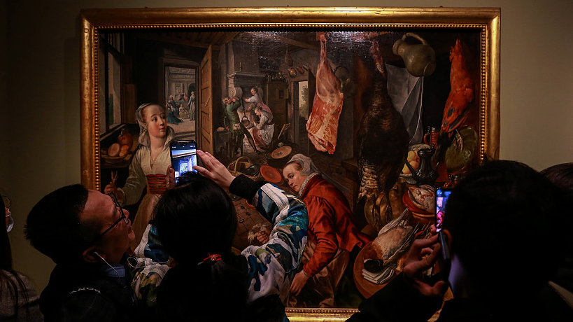 Visitors to Shanghai Museum view works from the “Botticelli to Van Gogh: Masterpieces from the National Gallery, London” exhibition, which closed this weekend with a 24-hour showing. /CFP