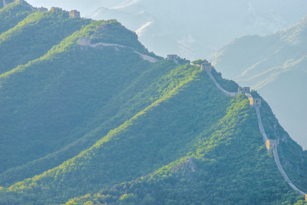 During early summer in Beijing, the Simatai section of the Great Wall in Gubeikou Town, Miyun District is lush and beautiful with magnificent scenery. /CFP