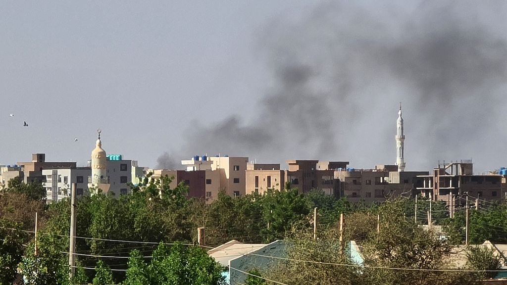 Smoke billows in Khartoum amid ongoing fighting between Sudanese Armed Forces and the paramilitary Rapid Support Forces, Sudan, May 7, 2023. /CFP