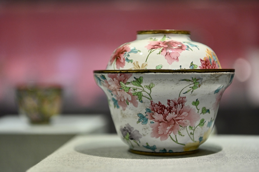 A Qing Dynasty bowl with peony flowers drawn on it. /CFP