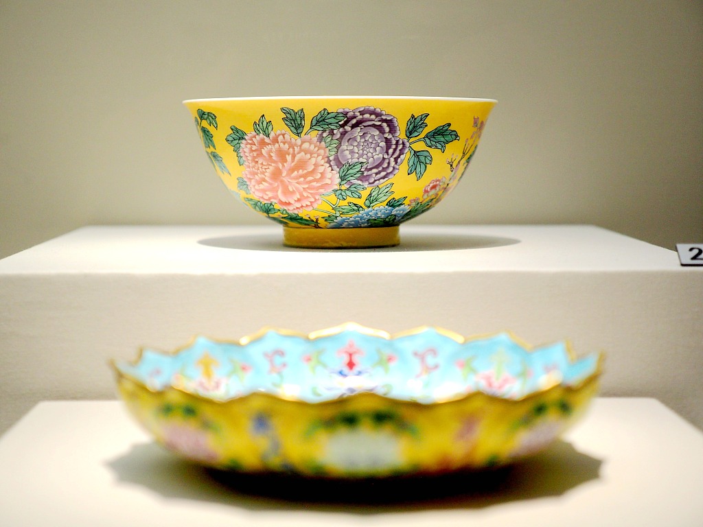 A piece of Qing Dynasty tableware with peony flowers drawn on it. /CFP