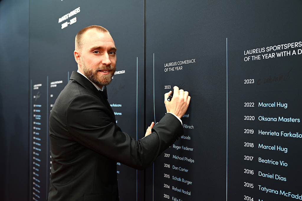 Christian Eriksen signs his name on the Montblanc Signing Wall during the Laureus World Sport Awards in Paris, France, May 8, 2023. /CFP