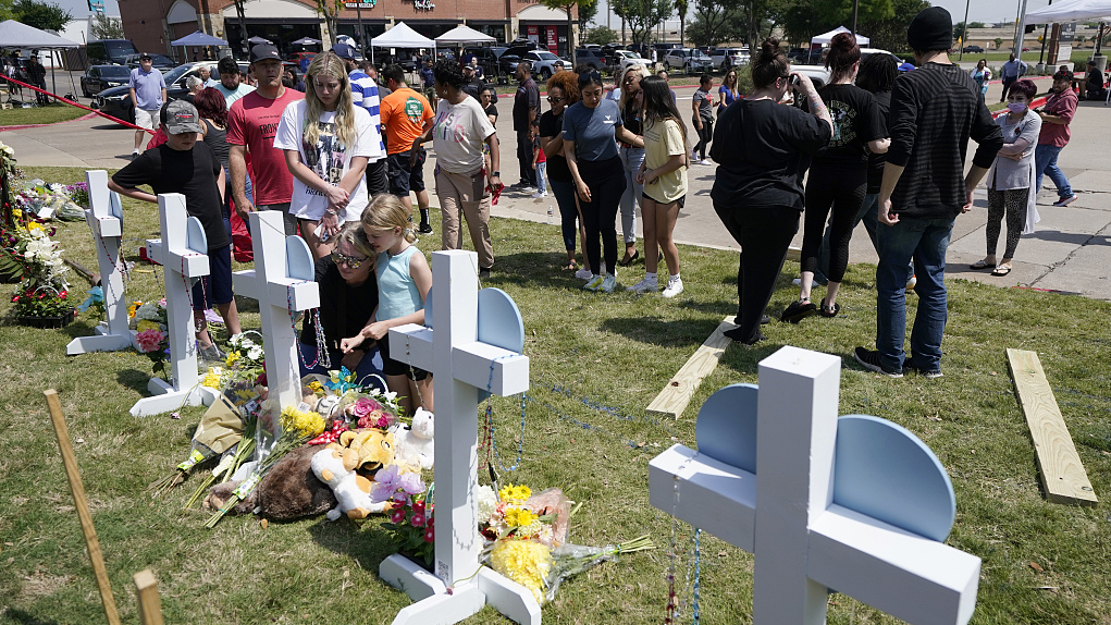 People look at a makeshift memorial by the mall where several people were killed in Saturday's mass shooting in Allen, Texas, U.S., May 8, 2023. /CFP