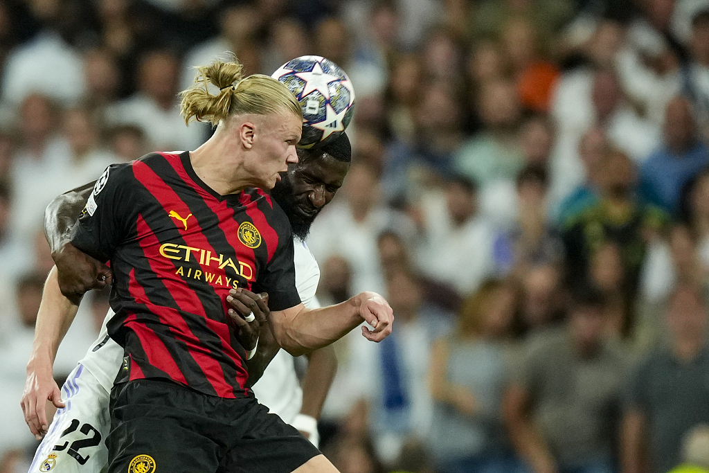 Manchester City's Erling Haaland (front) duels for the ball with Real Madrid's Antonio Rudiger during their UEFA Champions League semifinal first-leg match at Estadio Santiago Bernabeu in Madrid, Spain, May 9, 2023. /CFP