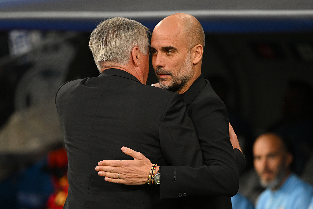 Manchester City manager Pep Guardiola (R) embraces Real Madrid manager Carlo Ancelotti prior to their match at Estadio Santiago Bernabeu in Madrid, Spain, May 9, 2023. /CFP