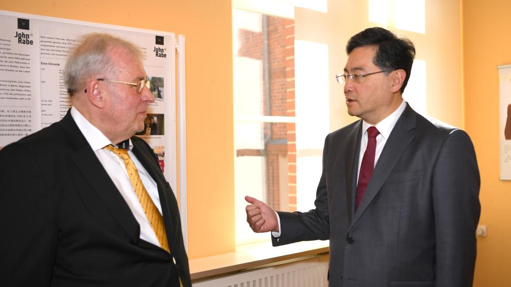 Chinese State Councilor and Foreign Minister Qin Gang (R) talks to a family member of John Rabe while visiting an exhibition on Rabe at the Confucius Institute in Berlin, Germany, May 9, 2023. /Xinhua