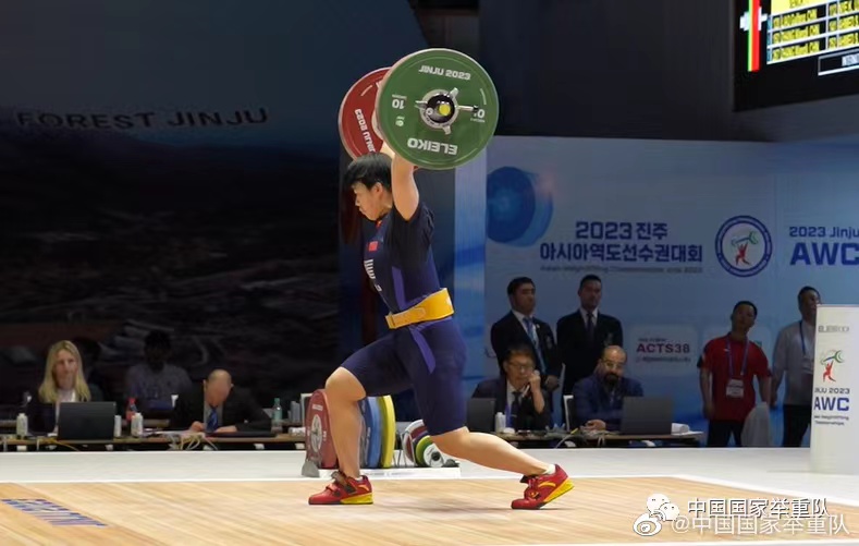 Liao Guifang of China competes during the Asian World Championships. /Chinese national weightlifting team