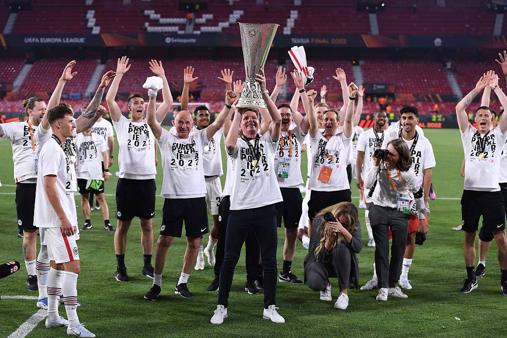 Oliver Glasner (C), manager of Eintracht Frankfurt, celebrates with the UEFA Europa League championship trophy after defeating Rangers in the tournament's final to win it at the Estadio Ramon Sanchez Pizjuan in Seville, Spain, May18, 2022. /CFP
