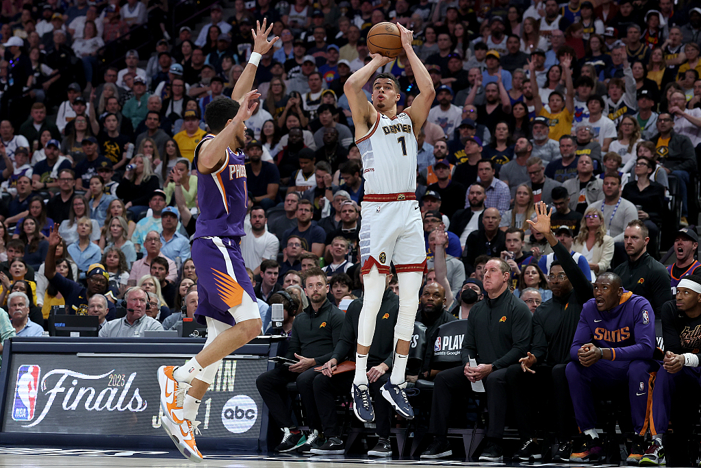 Michael Porter Jr. (R) of the Denver Nuggets shoots in Game 5 of the NBA Western Conference semifinals against the Phoenix Suns at Ball Arena in Denver, Colorado, May 9, 2023. /CFP