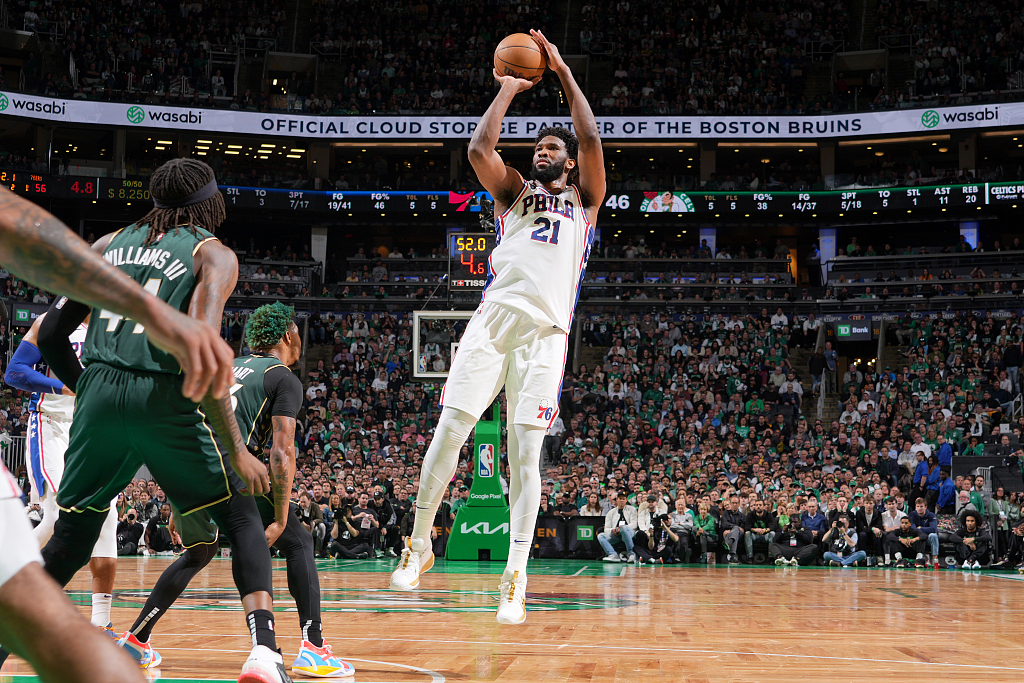 Joel Embiid (#21) of the Philadelphia 76ers shoots in Game 5 of the NBA Eastern Conference semifinals against the Boston Celtics at the TD Garden in Boston, Massachusetts, May 9, 2023. /CFP