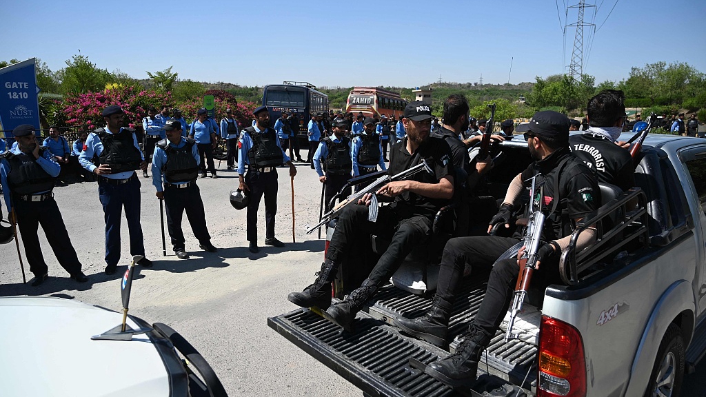 Policemen stand guard near the police headquarters where former Pakistan's Prime Minister Imran Khan is being kept in custody in Islamabad, Pakistan, May 10, 2023. /CFP