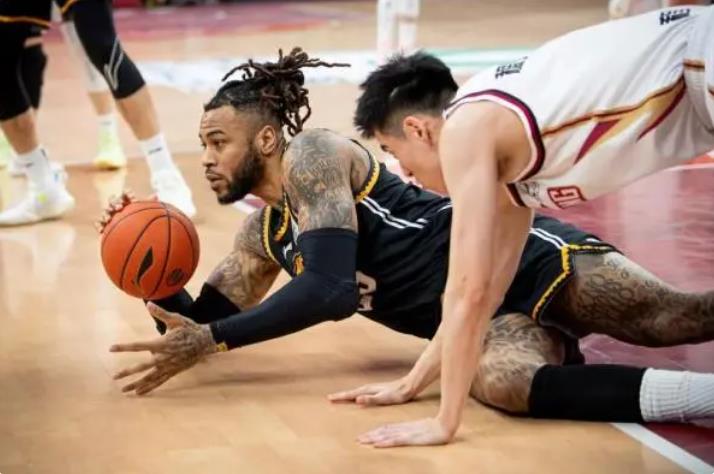 Liaoning's Eric Moreland falls down to save the ball during the CBA Finals Game 2 against Zhejiang in Hangzhou, China, May 10, 2023. /Xinhua