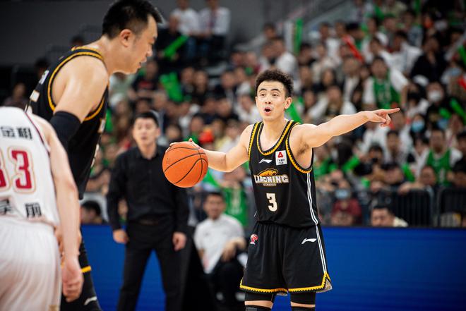 Liaoning's Zhao Jiwei instructs offense during the CBA Finals Game 2 against Zhejiang in Hangzhou, China, May 10, 2023. /Xinhua