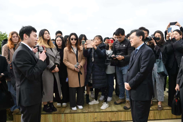 Chinese State Councilor and Foreign Minister Qin Gang talks with students at Cité Internationale Universitaire de Paris (CIUP), Paris, France, May 11, 2023. /Chinese Foreign Ministry