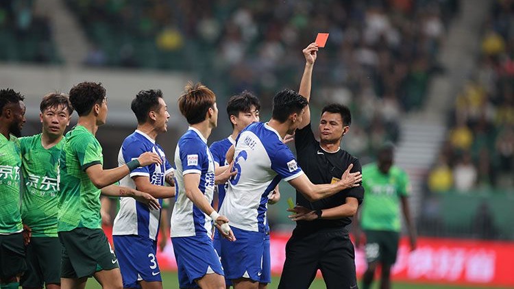 Referee Li Haixin flashes a red card during Beijing Guoan's Chinese Super League clash with Tianjin Jinmen Tiger at the new Workers' Stadium in Beijing, China, May 10, 2023. /Beijing Guoan 