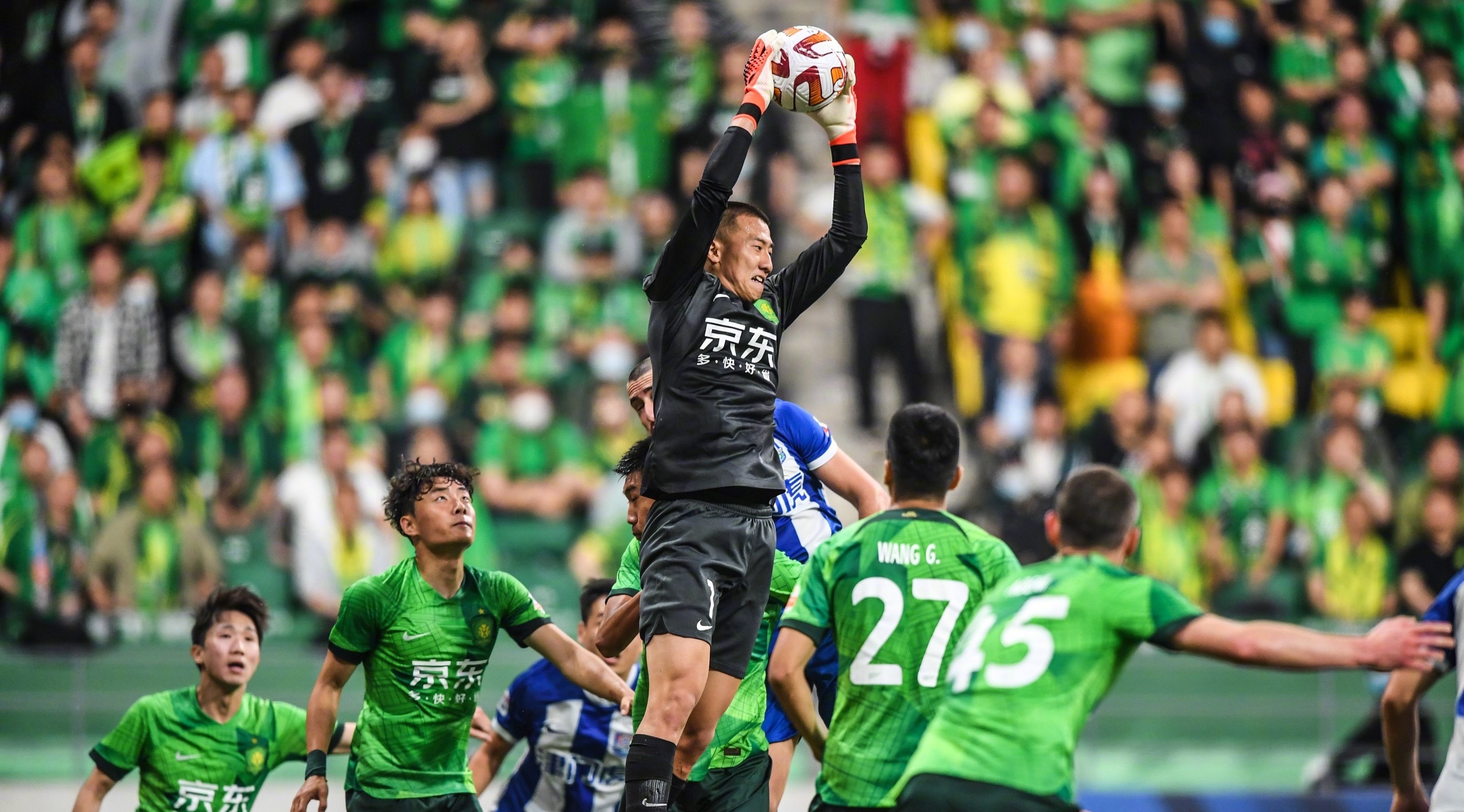 Beijing Guoan goalkeeper Han Jiaqi (C) during their Chinese Super League clash with Tianjin Jinmen Tiger at the new Workers' Stadium in Beijing, China, May 10, 2023. /Beijing Guoan 