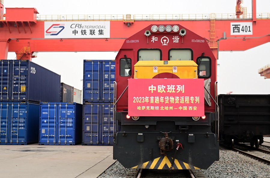 A China-Europe freight train loaded with 1,300 tonnes of flour from Kazakhstan arrives at Xi'an International Port in Xi'an, northwest China's Shaanxi Province, January 13, 2023. /Xinhua