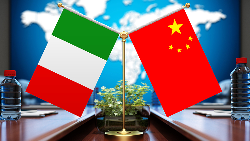 National flags of Italy and China. /CFP