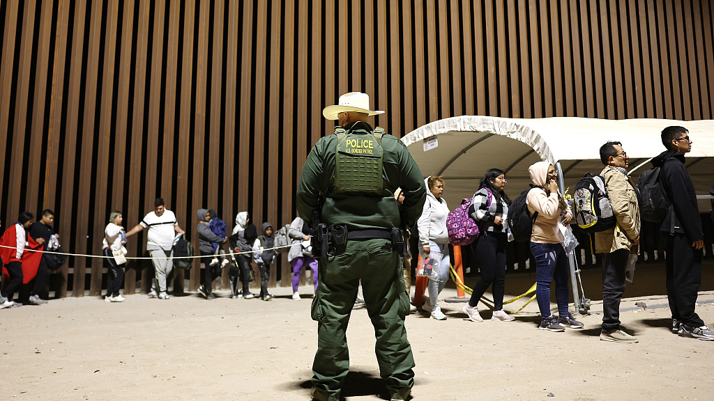 Immigrants seeking asylum in the United States are processed by U.S. Border Patrol agents after crossing into Arizona from Mexico in Yuma, Arizona,U.S., May 10, 2023. /CFP