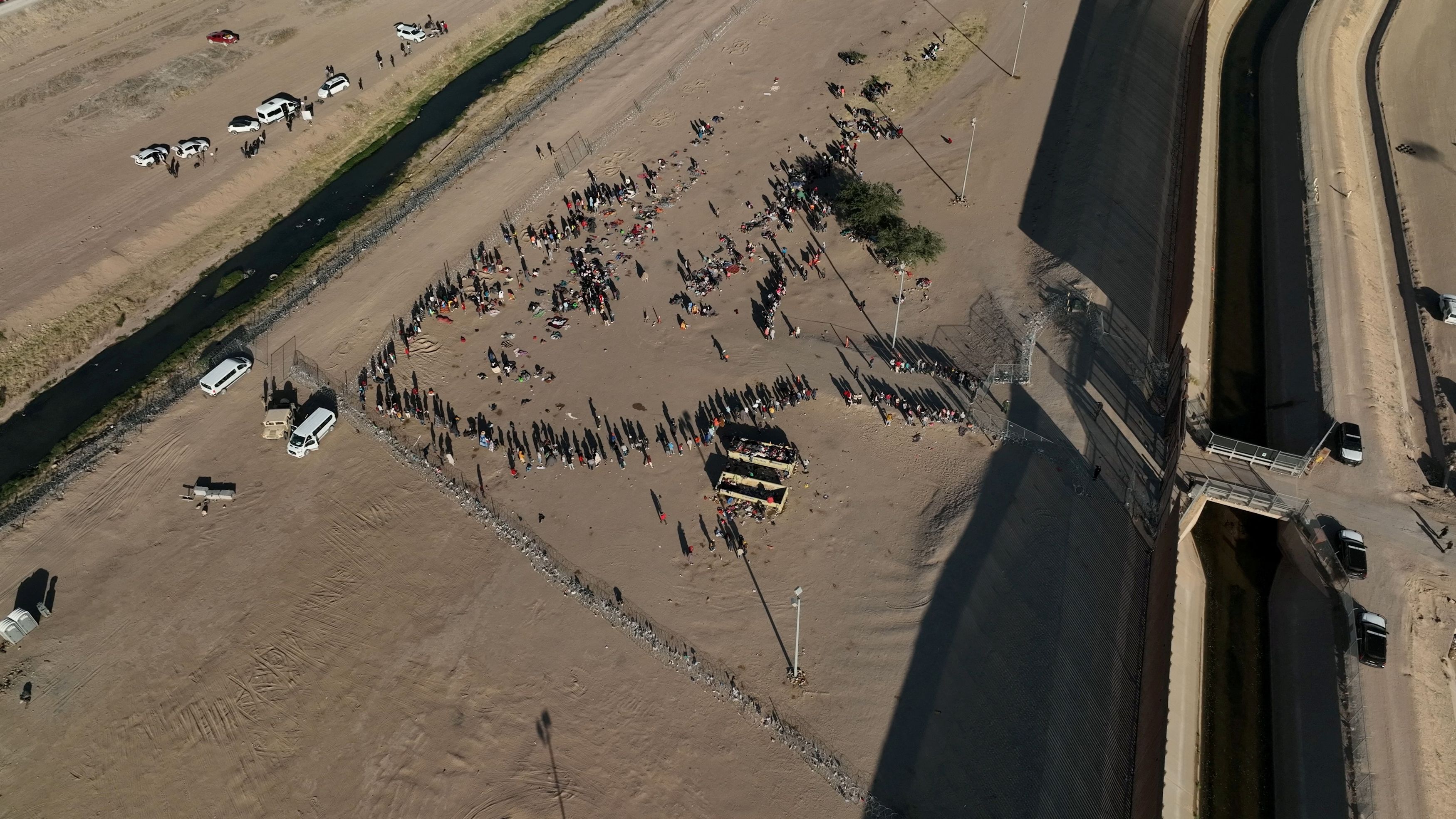 Migrants line up along the U.S.-Mexico border prior to boarding a U.S. Customs and Border Patrol bus near El Paso, Texas, U.S., May 11, 2023. /Reuters