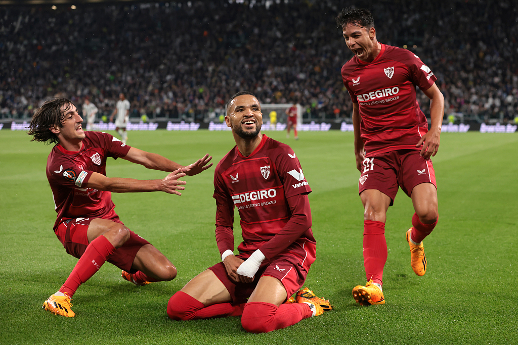 Youssef En-Nesyri (C) of Sevilla celebrates with teammates after scoring the opening goal during the UEFA Europa League semi-final first leg match between Juventus and Sevilla at Allianz Stadium in Turin, Italy, May 11, 2023. /CFP