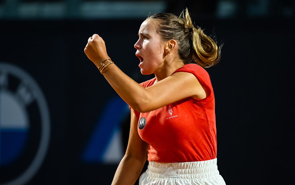 Sofia Kenin of the United States celebrates her win over Aryna Sabalenka in the women's singles second round match at the Italian Open in Rome, May 11, 2023. /CFP