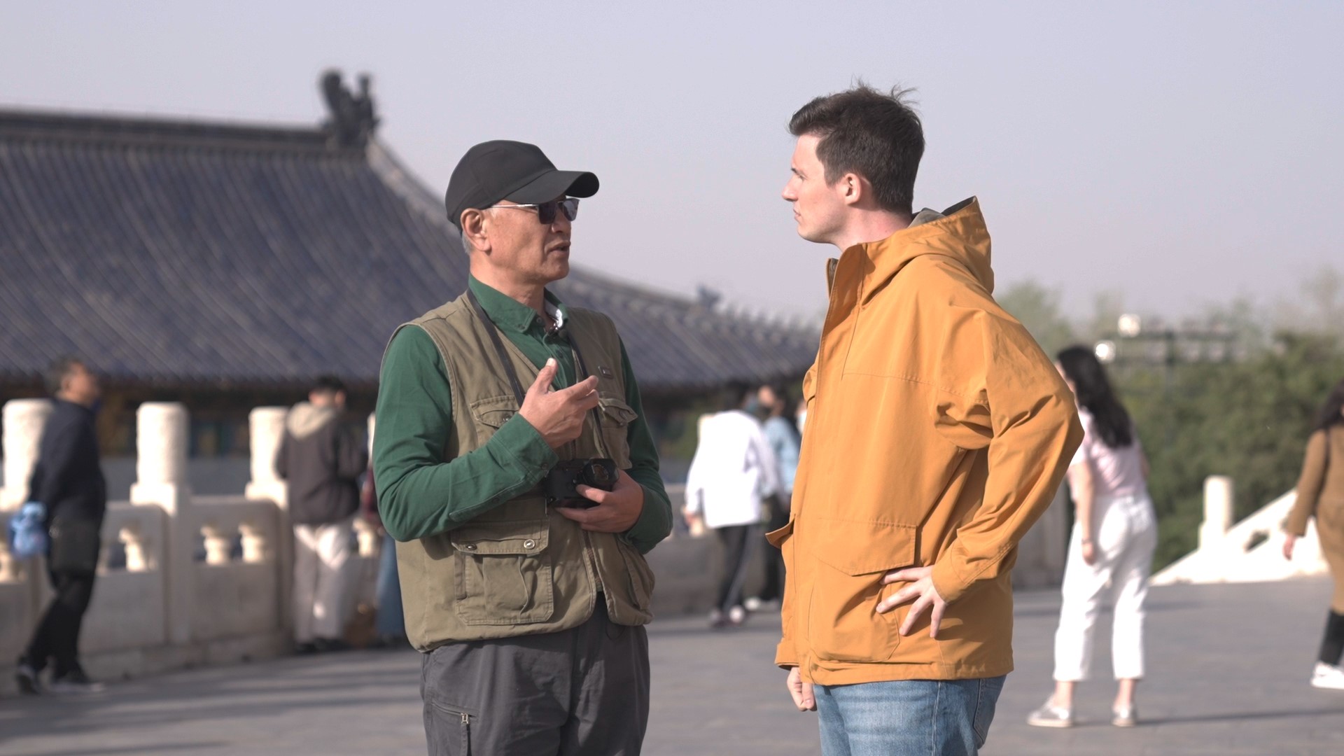 A still shows Jorge Canalejas Cano (right) at the Temple of Heaven in Beijing, speaking with a photographer who loves to take pictures of ancient buildings. /CMG  