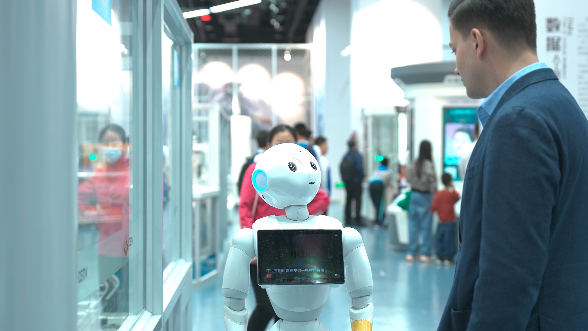 Nik Gu talks with an intelligent robot at China Science and Technology Museum in Beijing. /CMG