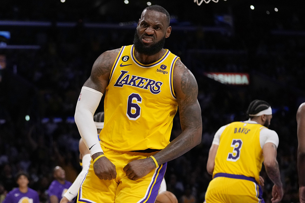 LeBron James (#6) of the Los Angeles Lakers looks on in Game 6 of the NBA Western Conference semifinals against the Golden State Warriors at Crypto.com Arena in Los Angeles, California, May 12, 2023. /CFP