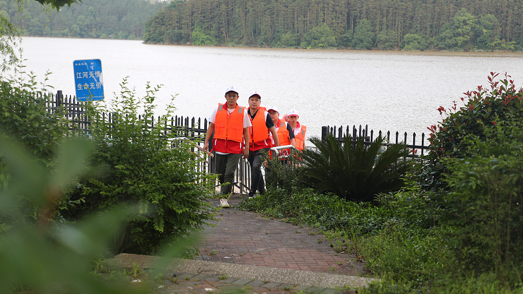 Due to the excessive rainfall in Jian City of east China's Jiangxi Province, volunteers were hanging lifejackets by the rivers and reservoirs. /CFP