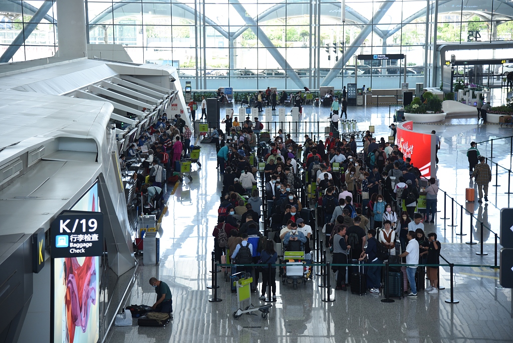 Travelers queue to check in their luggage at Guangzhou Baiyun International Airport, Guangdong Province, China, April 26, 2023. /CFP