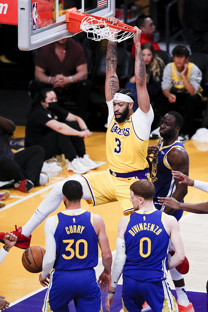 Anthony Davis (#3) of the Los Angeles Lakers dunks in Game 6 of the NBA Western Conference semifinals against the Golden State Warriors at Crypto.com Arena in Los Angeles, California, May 12, 2023. /CFP