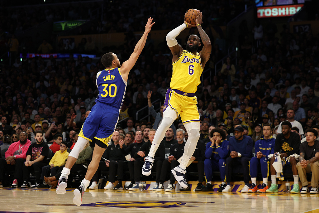 LeBron James (#6) of the Los Angeles Lakers shoots in Game 6 of the NBA Western Conference semifinanls against the Golden State Warriors at Crypto.com Arena in Los Angeles, California, May 12, 2023. /CFP