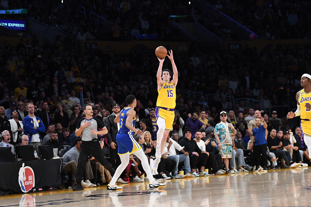 Austin Reaves (#15) of the Los Angeles Lakers shoots in Game 6 of the NBA Western Conference semifinals against the Golden State Warriors at Crypto.com Arena in Los Angeles, California, May 12, 2023. /CFP