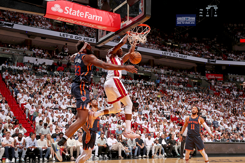 Jimmy Butler (C) of the  Miami Heat dunks in Game 6 of the NBA Eastern Conference semifinals against the New York Knicks at the Kaseya Center in Miami, Florida, May 12, 2023. /CFP