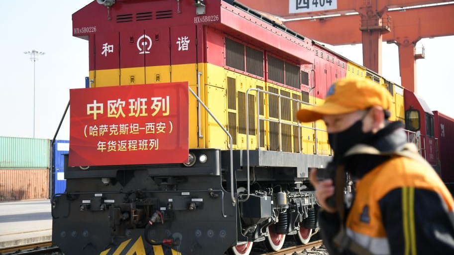 A China-Europe freight train arrives from Kazakhstan at Xinzhu in Xian, northwest China's Shaanxi Province, February 3, 2021. /Xinhua
