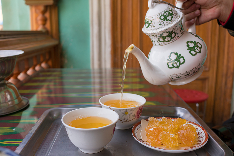 Visitors enjoy tea time in Kashgar Prefecture, Xinjiang. /CFP