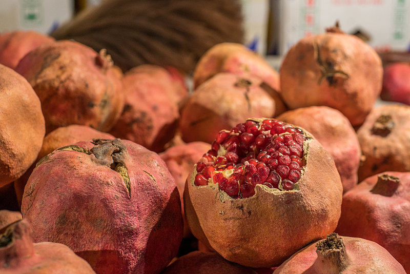 Pomegranates are sold on the street of Kashgar Prefecture, Xinjiang. /CFP
