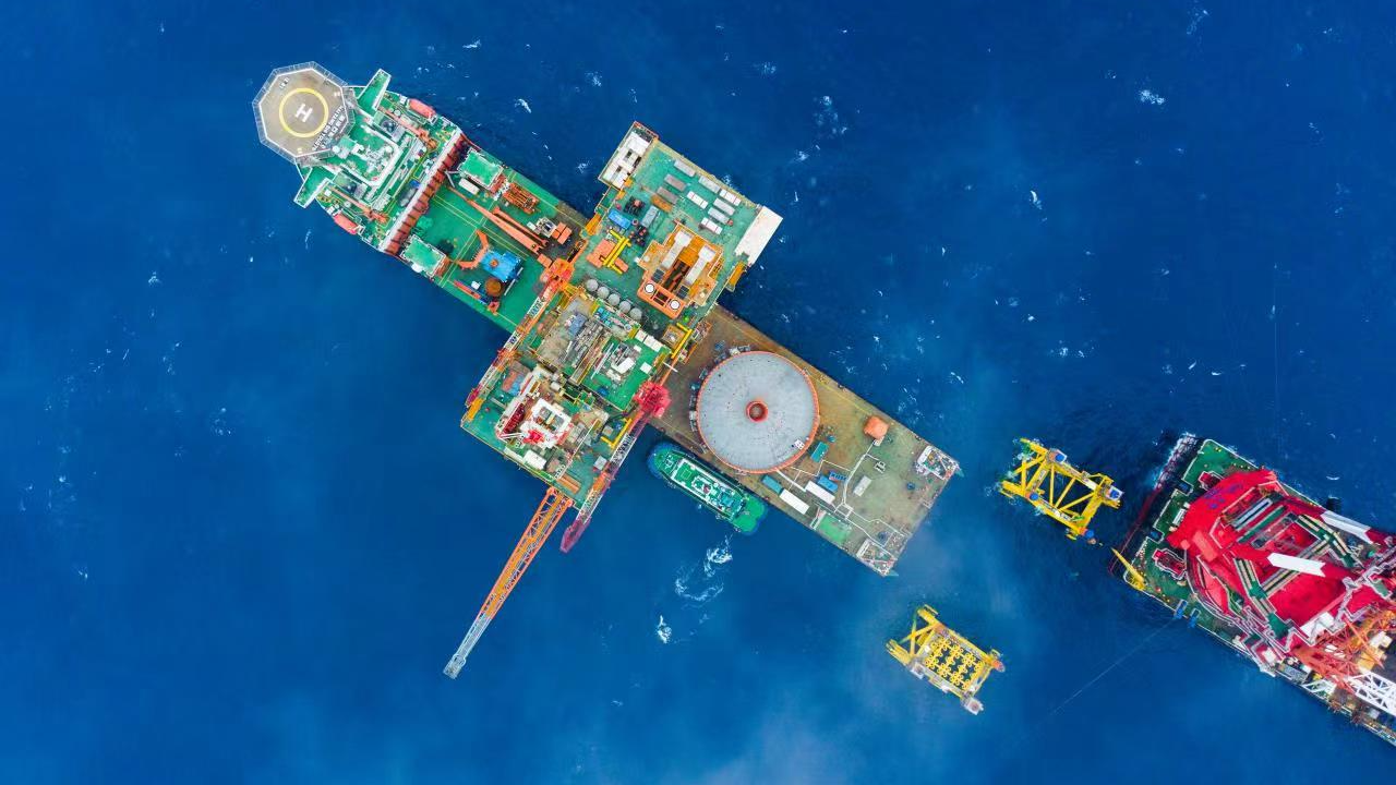 China's largest offshore drilling platform finishes float-over installation of its topsides with submarine jacket in the Pearl River Estuary waters, south China's Guangdong Province, May 13, 2023. /CNOOC
