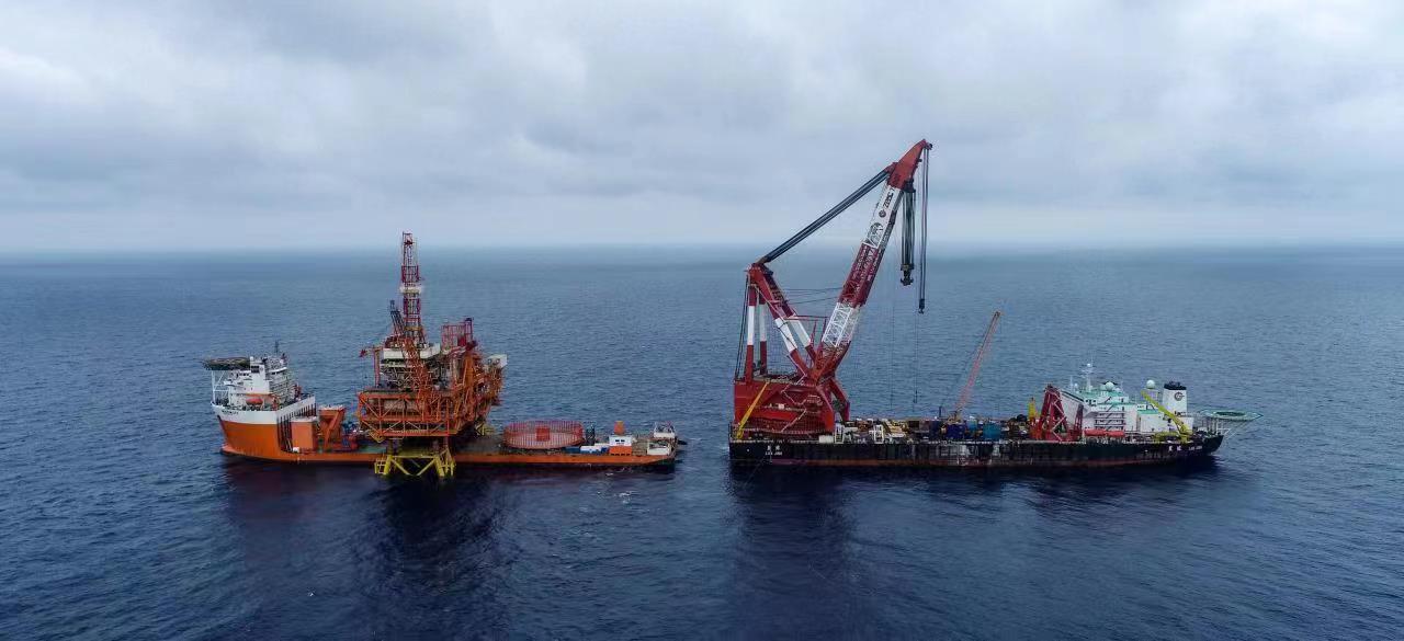 China's largest offshore drilling platform finishes float-over installation of its topsides with submarine jacket in the Pearl River Estuary waters, south China's Guangdong Province, May 13, 2023. /CNOOC