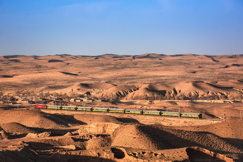 A view of the Baotou-Lanzhou Railway that crossed the Tengger Desert in Zhongwei City, northwest China's Ningxia Hui Autonomous Region. /CFP