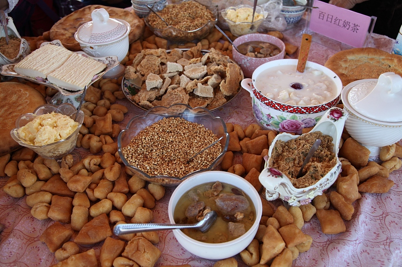 Kazakh culinary specialties are set out to welcome visitors in Xinjiang, China. /CFP