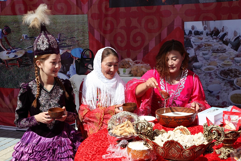 Women from the Kazakh ethnic group prepare local dishes in Xinjiang, China. /CFP