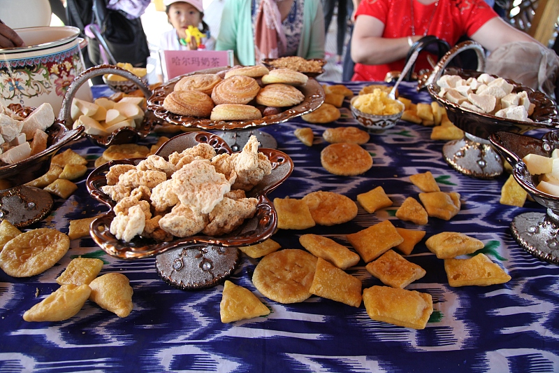 Kazakh culinary specialties are set out to welcome visitors in Xinjiang, China. /CFP