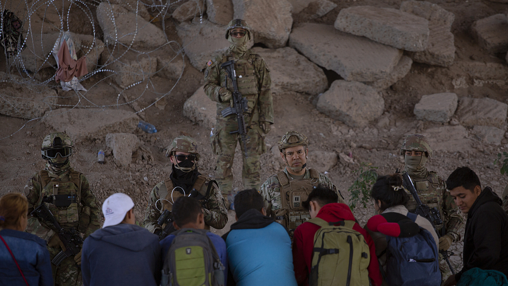 Members of the Texas National Guard speak to a group of migrants in Ciudad Juárez, Mexico, May 13, 2023. /CFP