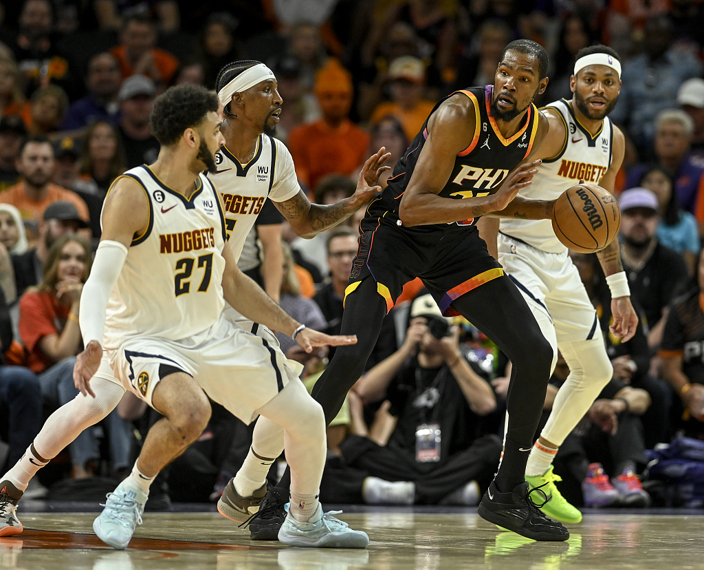 Kevin Durant (R2) of the Phoenix Suns holds the ball in Game 6 of the NBA Western Conference semifinals against the Denver Nuggets at the Footprint Center in Phoenix, Arizona, May 11, 2023. /CFP