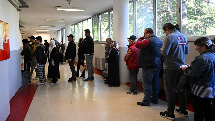 Voters queue to cast their votes at a polling station in Istanbul, Türkiye, May 14, 2023. /CFP