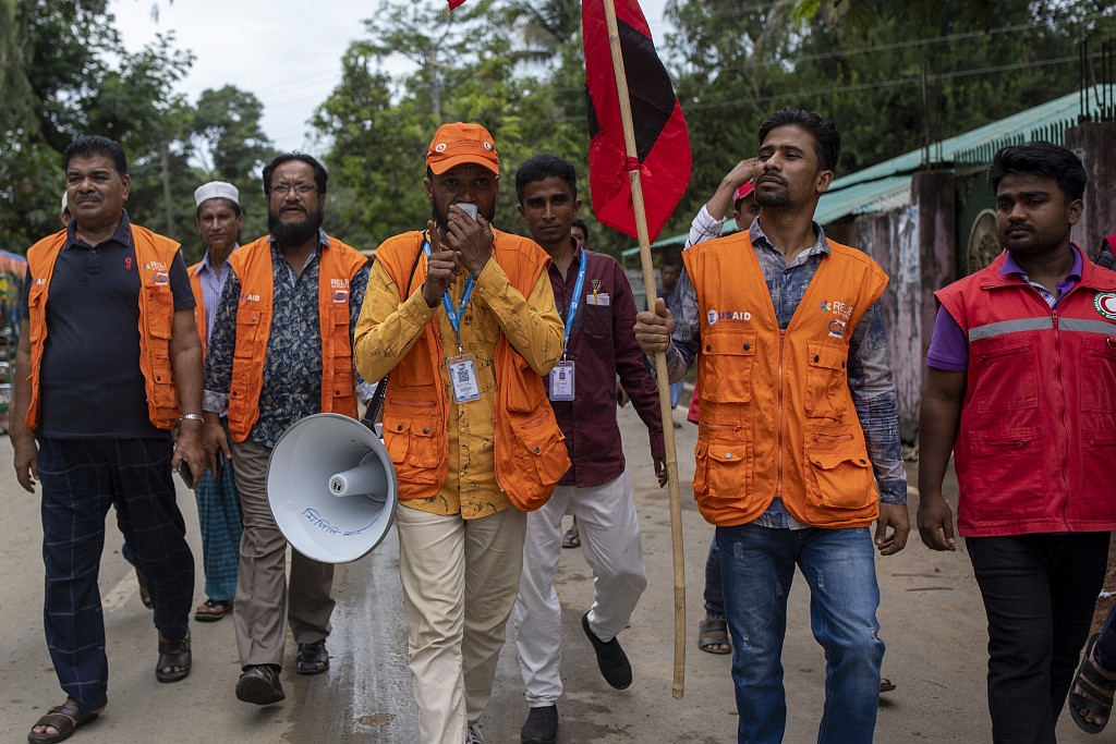 Aid workers warn residents of approaching Cyclone Mocha using a megaphone at Shahpori island beach area in Teknaf, Bangladesh on May 13, 2023, ahead of Cyclone Mocha's landfall. /VCG