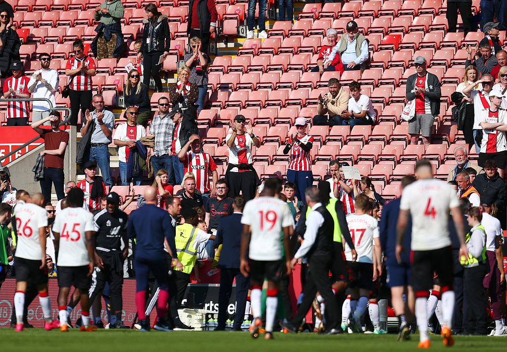 A general view as fans of Southampton applaud their players as they leave the field after their Premier League match clash with Fulham at St. Mary's Stadium in Southampton, England, May 13, 2023. /CFP